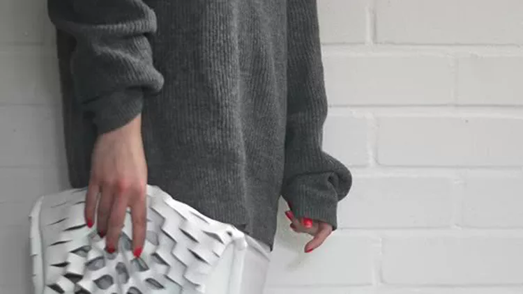 DIY Project: Πώς να φτιάξεις μία trendy δερμάτινη τσάντα με σκισίματα