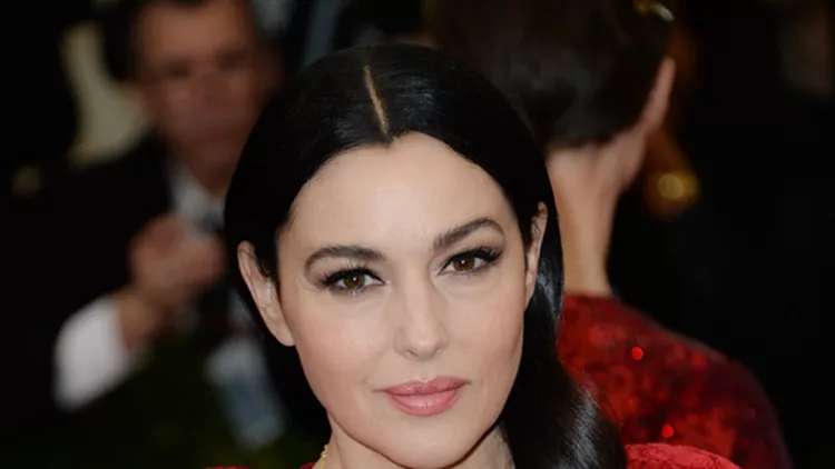 Η Monica Bellucci ανέδειξε την ομορφιά του προσώπου της αφαιρώντας τον όγκο από τα μαλλιά της και ολοκληρωνόντας με χαλαρές και λίγο ατημέλητες vagues.