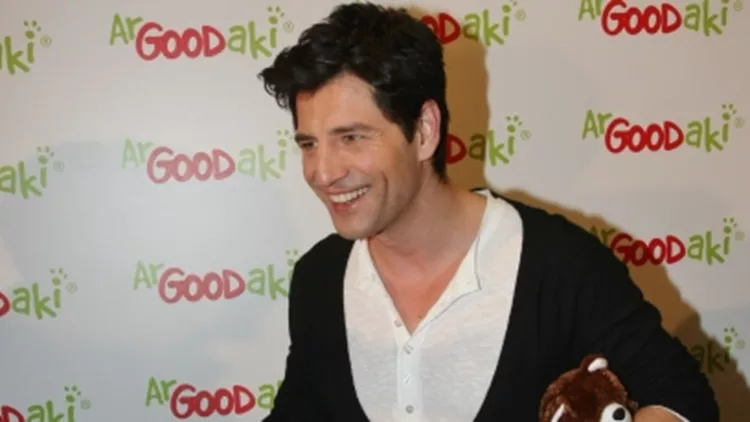 sakis_rouvas_argoodaki_goody's_default