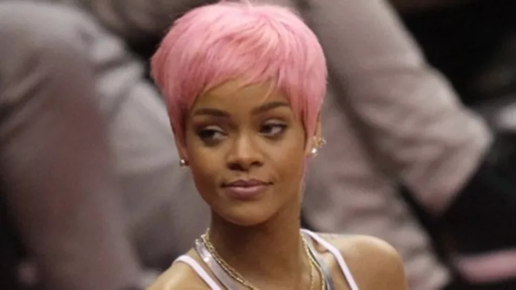 Rihanna: Με ροζ μαλλιά στο γήπεδο!