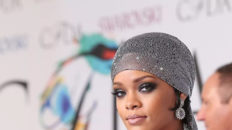 Άκρως αποκαλυπτική η Rihanna στα CFDA Fashion Awards