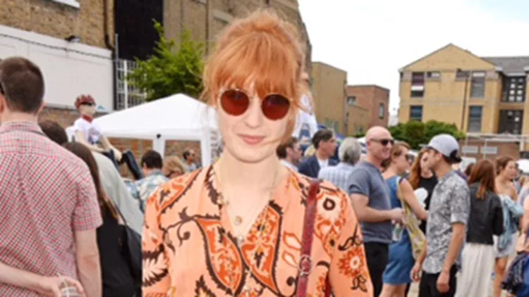 Η Florence Welch αποκαλύπτει το τέλειο αξεσουάρ για το boho φόρεμα