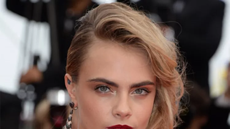 Η Cara Delevingne ποζάρει για το Topshop