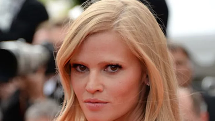 H Lara Stone στην καμπάνια του Calvin Klein, μήνες μετά τη γέννα