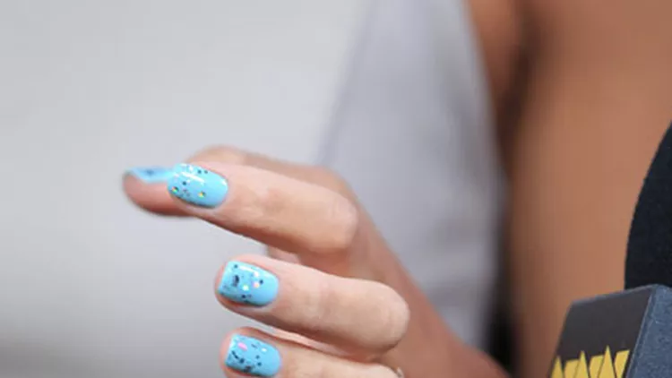 Blue nails: Όλες οι αποχρώσεις του μπλε στα νύχια 