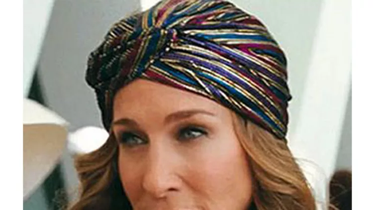 H iconic εμφάνιση της Sarah Jessica Parker στο Sex and the City 2  με glam οriental look και turban