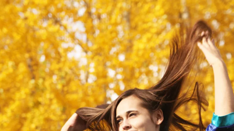 5 τρόποι να προστατεύσεις τα μαλλιά σου από τον ήλιο