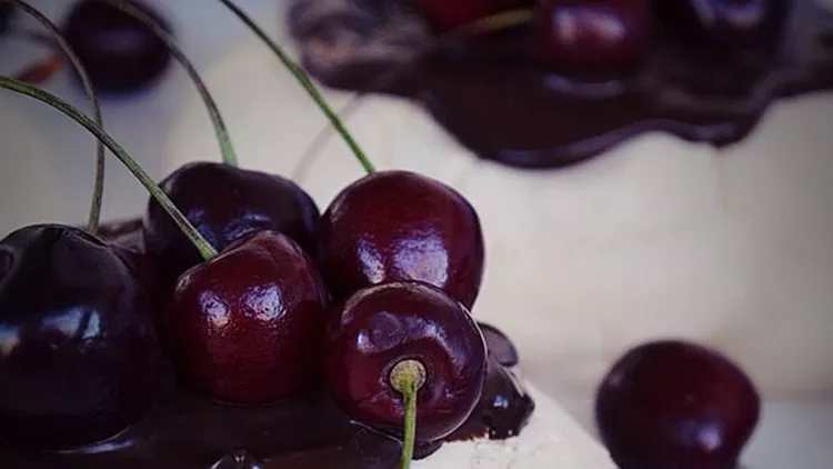 http://coolartisan.net/2014/07/14/cherries-and-chocolate-pavlova/