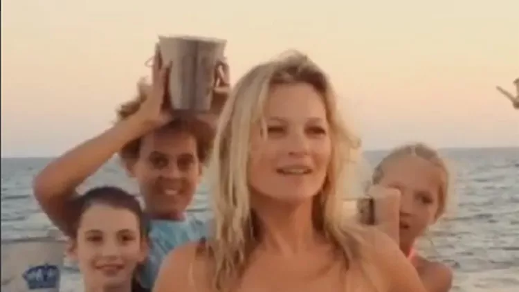 H Kate Moss δείχνει supercool κάνοντας το Ice Bucket Challenge