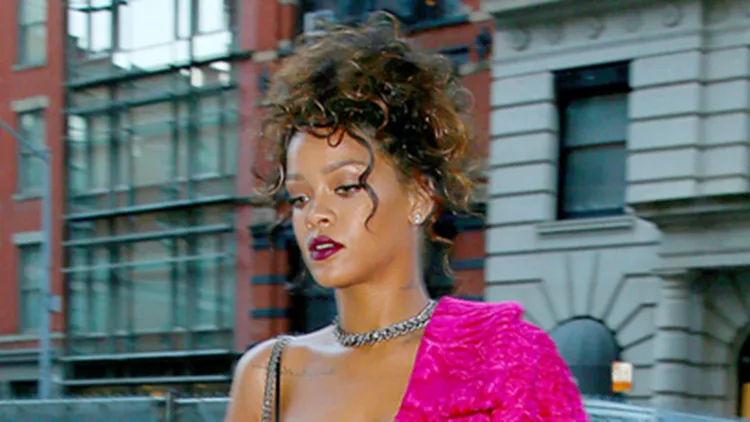 Η Rihanna φορά το έντονο χρώμα