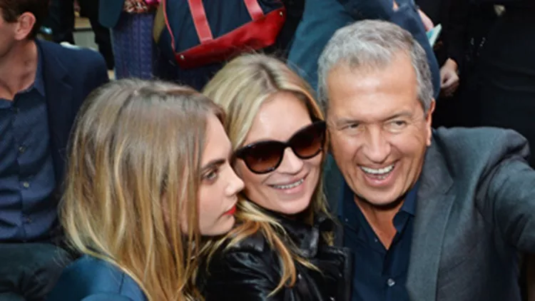 Selfies στο front row για τις Cara Delevingne και Kate Moss