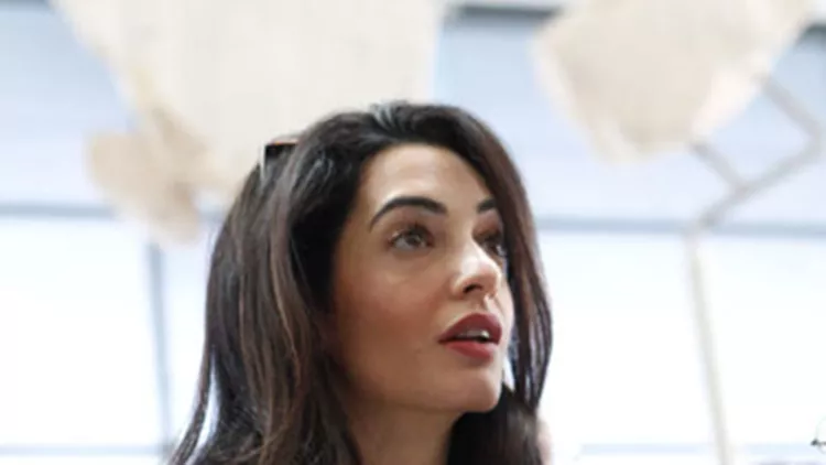 Το look και η συνέντευξη Τύπου της Amal στο Μουσείο της Ακρόπολης 