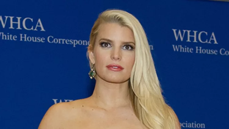 (Και) Η Jessica Simpson έκοψε τα μαλλιά της!