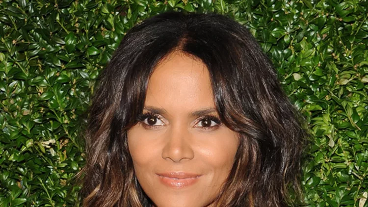 Η Halle Berry αρχικά έβαλε μερικά πρόσθετα μαλλιά για μακρύ μήκος. Μετά το ξανασκέφτηκε και ακολούθησε την τάση της σεζόν.