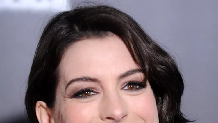 Ένα μακιγιάζ για όλες τις ώρες εφάρμοσε η Anne Hathaway, τονίζοντας την εξωτερική γωνία των ματιών της ενώ για τα χείλη διάλεξε ένα ελαφρώς φούξια κραγιόν.