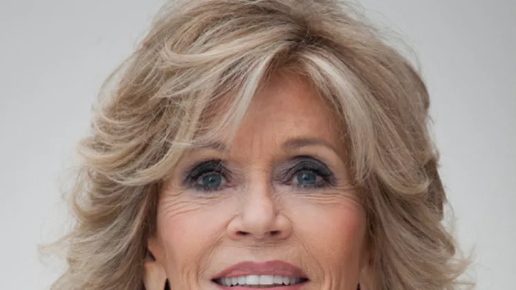Jane Fonda: Αρετουσάριστη και πιο γοητευτική από ποτέ σε νέο εξώφυλλο περιοδικού