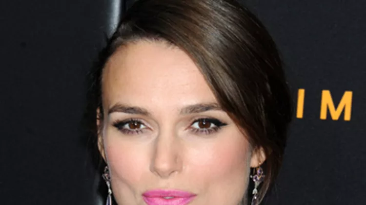 H Keira Knightley απενοχοποιεί το ροζ κραγιόν!