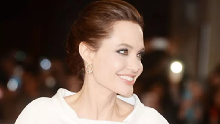 H εντυπωσιακή εμφάνιση της Angelina Jolie στην πρεμιέρα του Unbroken στο Λονδίνο