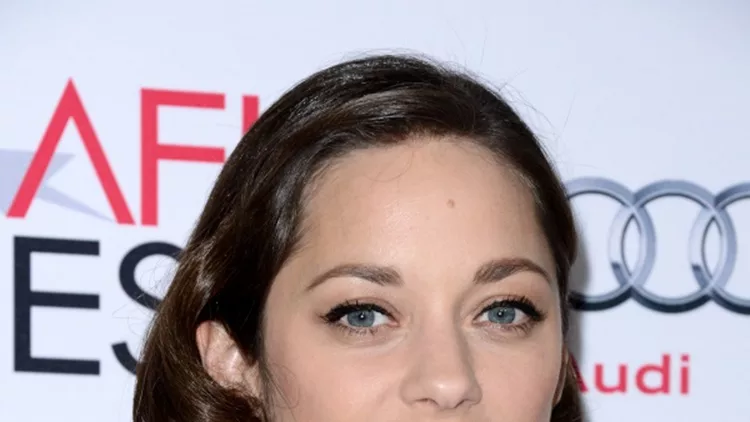 Το κόκκινο κραγιόν #3: Marion Cotillard. H ματ εκδοχή απαιτεί μια άψογη εφαρμογή γι' αυτό μην διστάσεις να αφεθείς στα πολύτιμα χέρια ενός μολυβιού χειλιών. 
