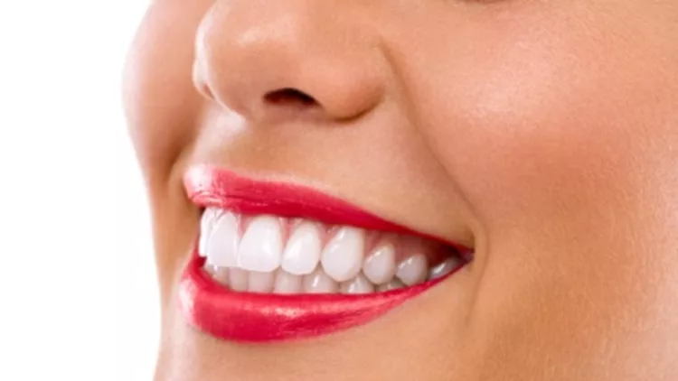 5 τρόποι για πιο λευκά και λαμπερά δόντια 