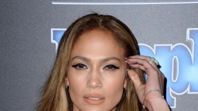 Jennifer Lopez: Η sexy εμφάνιση στο κόκκινο χαλί και το τρυφερό μήνυμα στο facebook
