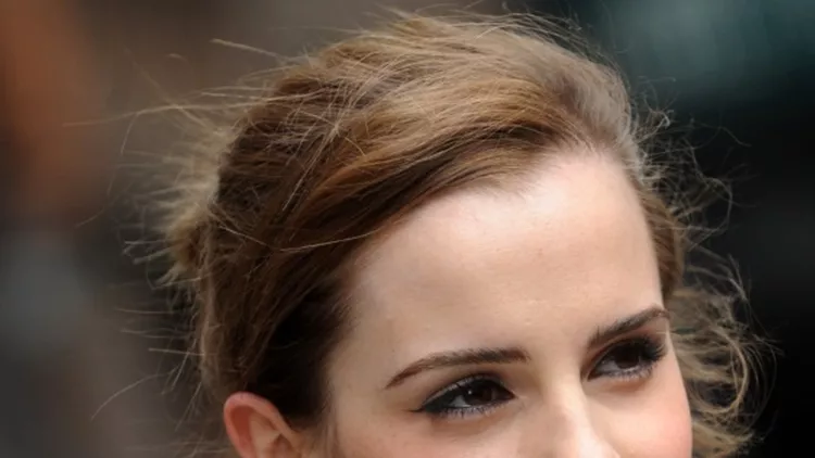 Η Emma Watson διδάσκει: Ένα ελαφρώς σκούρο κραγιόν, μια γραμμή eyeliner και ένα ανάλαφρο χτένισμα αποτελούν τον ιδανικό συνδυασμό για το πιο φρέσκο και νεανικό αποτέλεσμα.