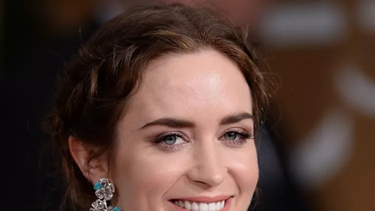 Η Emily Blunt, τέλος, έκανε μια χωρίστρα στη μέση (mega trend, παρεπιπτόντως) και έπλεξε με τη μορφή γαλλικής δύο πλεξίδες κατά μήκος του κεφαλιού.