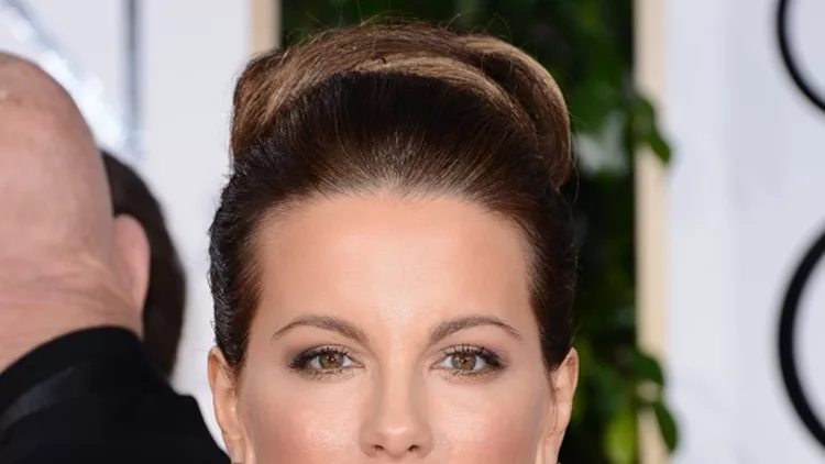 Tις λάμψεις στα μάγουλα της Kate Beckinsale που φωτίζουν το μακιγιάζ της και δίνουν έμφαση στο δυνατό της σημείο.