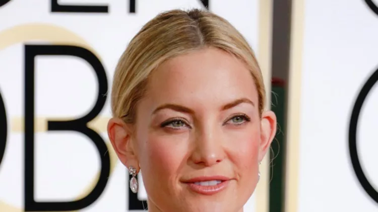 Το peachy ρουζ της Kate Hudson, που μας αιφνιδίασε μεν, γιατί το ροζ δείχνει να ταιριάζει ιδανικά στις ξανθές, μας άρεσε δε γιατί συνόδευσε ένα απολύτως φυσικό μακιγιάζ.