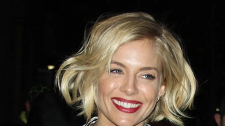 H Sienna Miller τολμά στυλιστικά φορώντας ριγέ total look