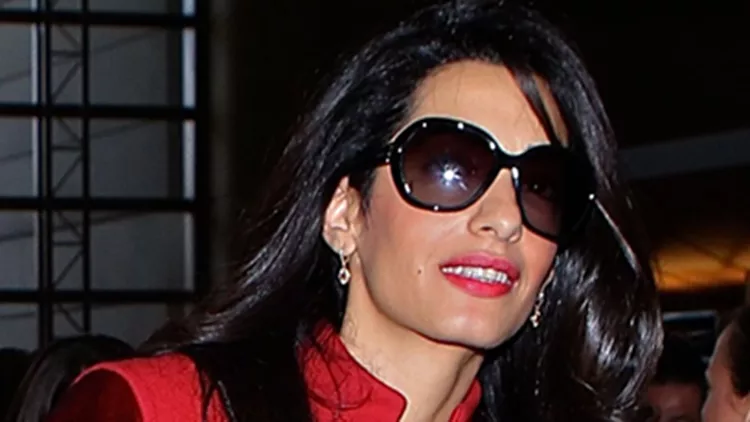 Το Versace παλτό της Amal που έγινε ανάρπαστο