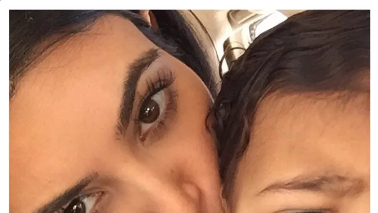 Η Kim Kardashian ανέβασε μια τρυφερή φωτογραφία στην οποία φιλάει τη μικρή (και γκρινιάρα) North. 