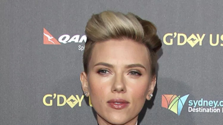 Η Scarlett Johansson ξύρισε το κεφάλι μας! Πίστεψέ το...