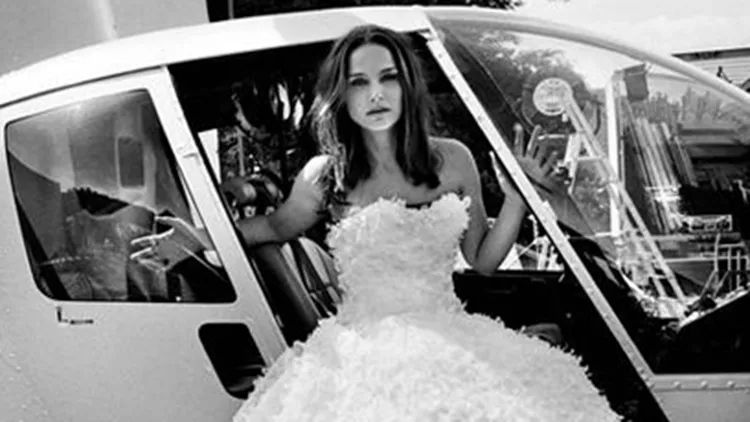 BINTEO: Η Natalie Portman το σκάει από το γάμο στο νέο βίντεο Miss Dior