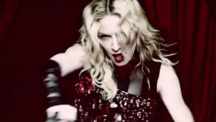 Madonna: Διέρρευσε το νέο της clip για το τραγούδι “Living for love”με την ίδια ως ταυρομάχο ανάμεσα ημίγυμνους άντρες. Δείτε το στο miss bloom