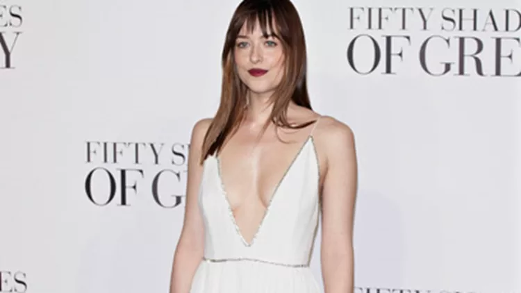 Το φόρεμα της Dakota Johnson έκλεψε την παράσταση στην πρεμιέρα του “Fifty shades of Gray” στο Λονδίνο
