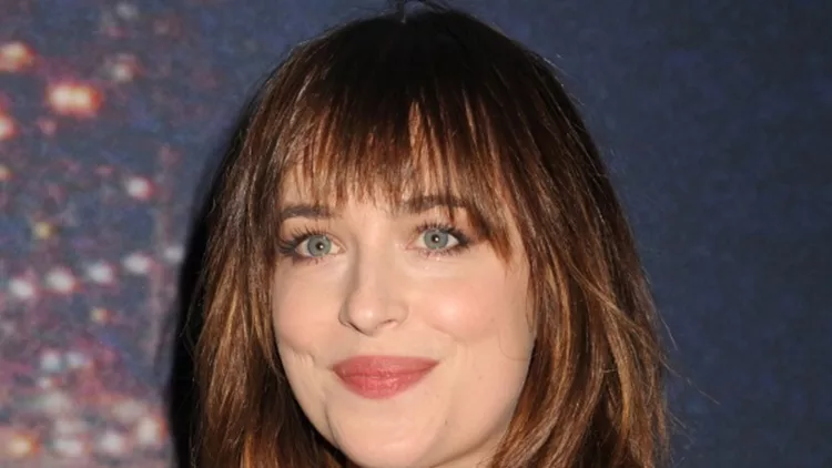 Η Dakota Johnson επαναφέρει το trend, συνδυάζοντας τις αφέλειες με μη χαλαρές σπάσιμο στα μαλλιά για girlie και παράλληλα sexy look.