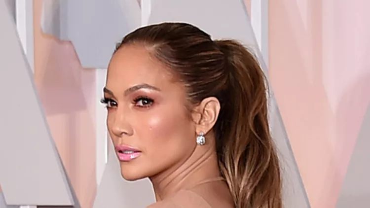 Super sexy, πλούσια, απλή αλλά τόσο εντυπωσιακή η ponytail της Jennifer Lopez. Να πούμε κι άλλα; 