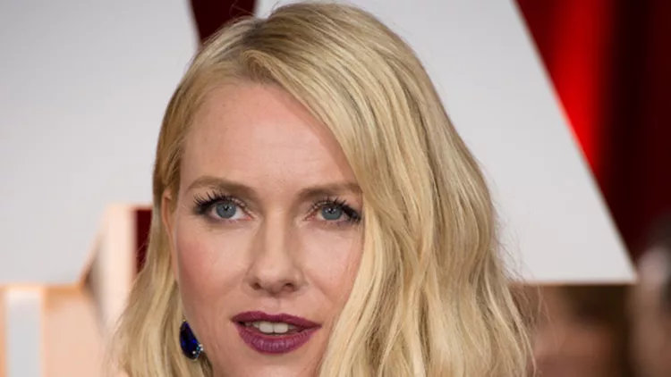 Beach waves για τη Naomi Watts, η οποία έφερε έναν πιο ανεπιτήδευτο αέρα στο κόκκινο χαλί, όπως ακριβώς προστάζουν οι τάσεις της άνοιξης.