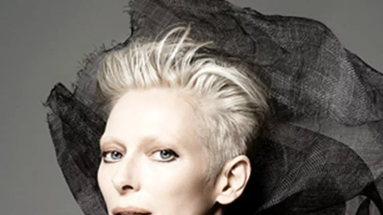 Η αντισυμβατική ομορφιά της Tilda Swinton γίνετε σύμβολο για το νέο μακιγιάζ του Nars.