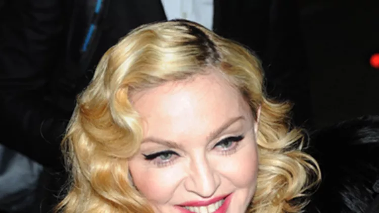 H Madonna κάνει μια εμφάνιση "φωτιά στα κόκκινα"