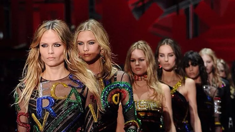 Logomania: Η μεγάλη επιστροφή των logos στα ρούχα και τα αξεσουάρ