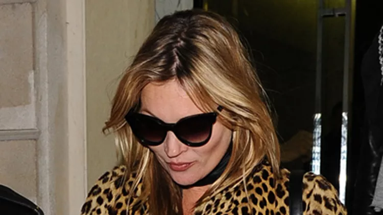 H Kate Moss με λεοπάρ γούνα στο Παρίσι