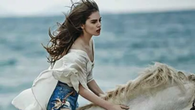 BSB Jeans: Το denim στην πιο ρομαντική εκδοχή του