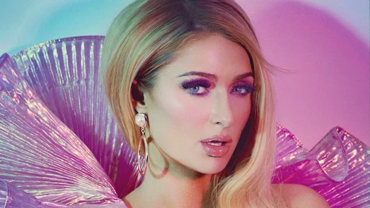 Paris Hilton: Η κληρονόμος ξαναχτυπά ως ζωντανή Barbie