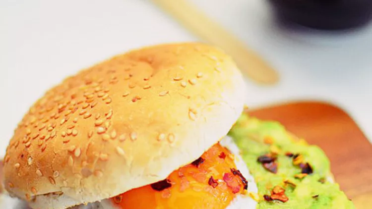 Burger με αυγό και αβοκάντο