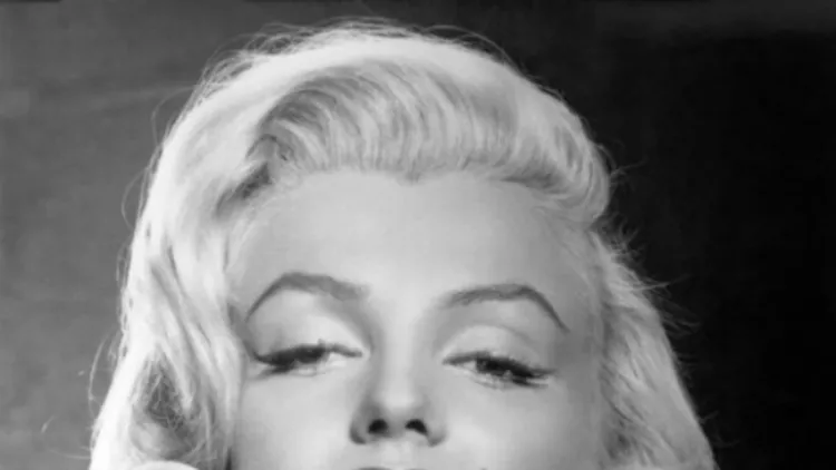 Marilyn Monroe : Για να κάνει τα χείλη της να δείχνουν πιο μεγάλα, ο make up artist της χρησιμοποιούσε 5 διαφορετικούς τόνους κραγιόν και gloss για να δημιουργήσει όγκο. Στη άκρη έβαζε τις σκούρες αποχρώσεις, ενώ όσο πλησίαζε στο κέντρο ο τόνος άνοιγ