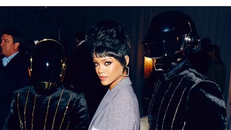 Rihanna: Με νέο look και πολλές selfies σε μουσική παρουσίαση