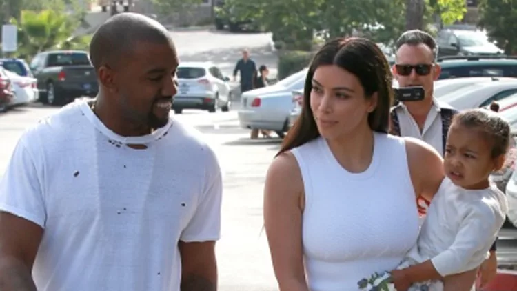 Η Kim, o Kanye και η North στην εκκησία, όλοι με λευκά ρούχα!