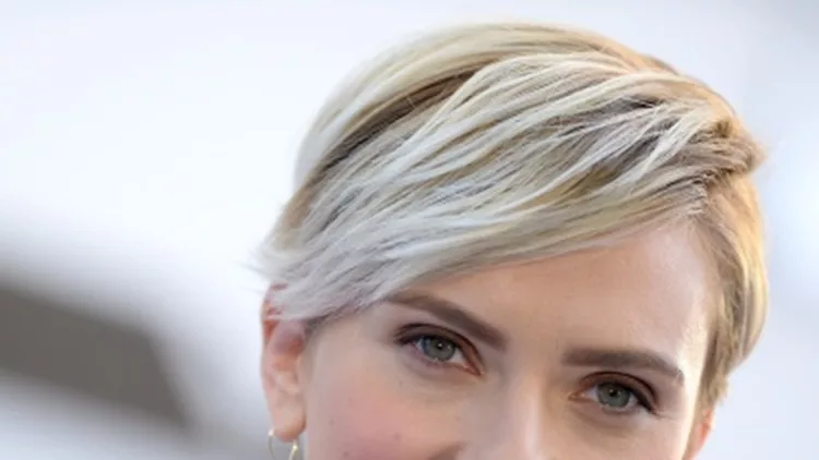 Η Scarlett Johansson σου δείχνει πώς να φορέσεις ροζ σκιά και κραγιόν!
